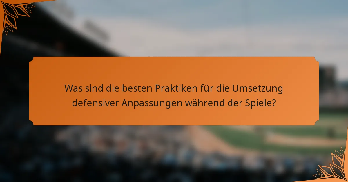 Was sind die besten Praktiken für die Umsetzung defensiver Anpassungen während der Spiele?